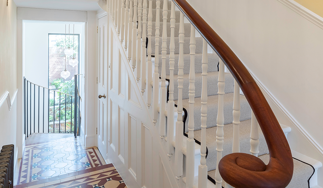 Transition from straight staircase to modern spiral staircase