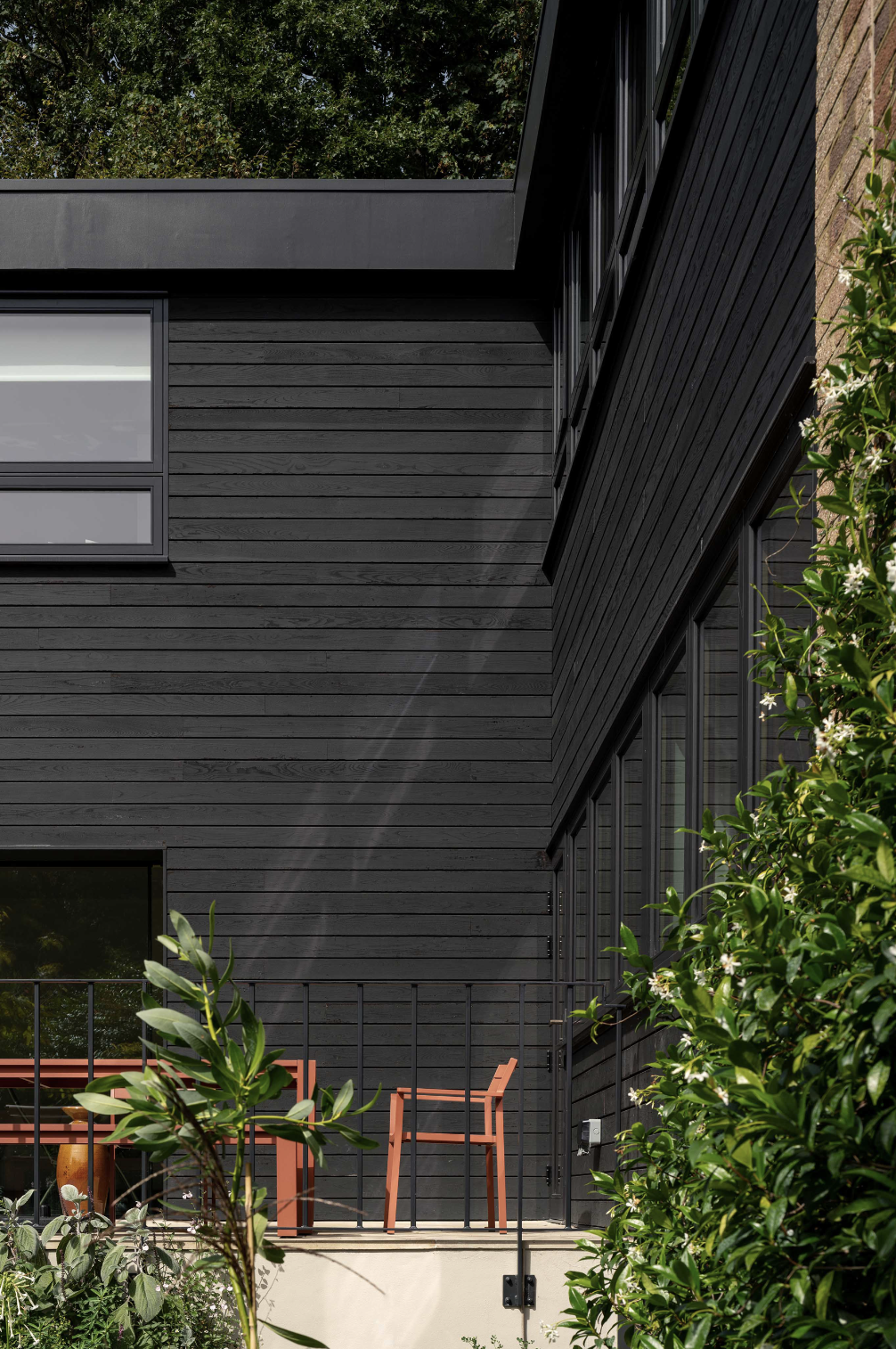 Thermally improved exterior cladding on the garden patio